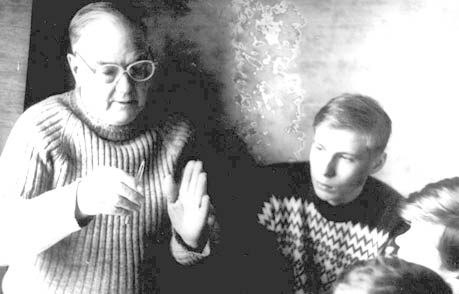 Встреча членов клуба «Поиск» с бывшим спецпереселенцем, жителем поселка Лысимо Эдуардом Пиусовичем ДИЛЕМ (фото 1996 года).