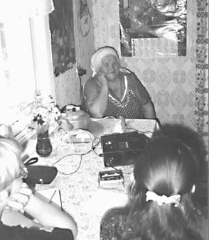Встреча школьников с Прасковьей Кирилловной КОРЖ, жительницей села Яренск (фото 90-х годов).