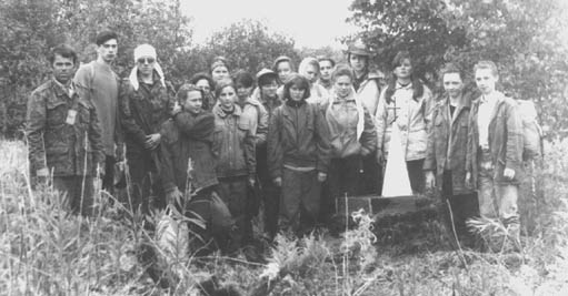 Группа участников поисковой работы на месте, где находился поселок спецпереселенцев Ледня.