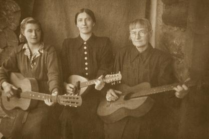 Мария Игнатьевна (в центре) и ее сестра Юлия (справа)