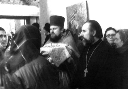Яренский священник отец Лукиан (в центре справа)