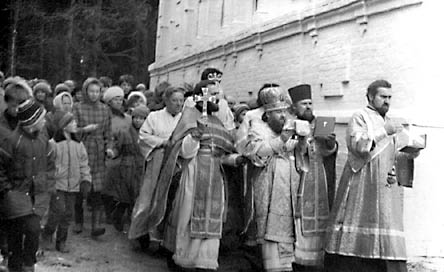 Епископ Пантелеймон освящает стены храма.